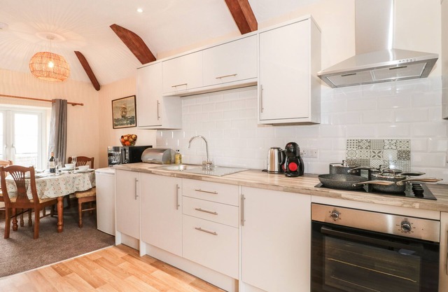 THE OLD LIGHTHOUSE COTTAGE, pet friendly in Watchet