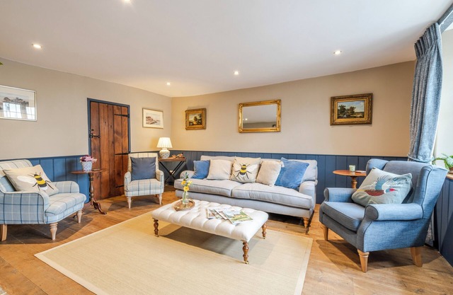 The Old Swan - Cotswolds Self Catering Cottage in charming village, Sherston