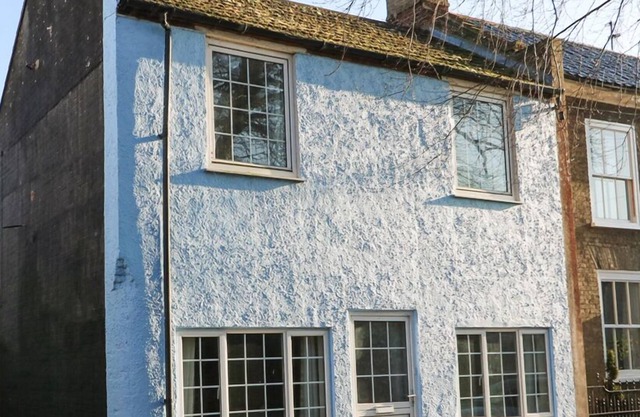 THE OLD SWEET SHOP, pet friendly, with open fire in Foulsham