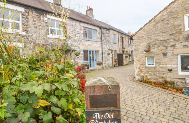 THE OLD WORKSHOP, with a garden in Castleton, Peak District