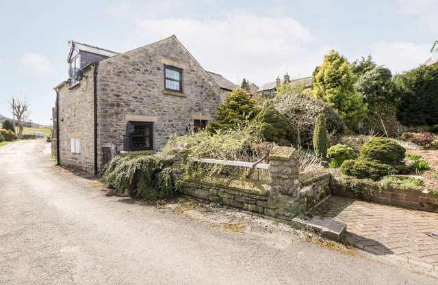 THE OLDE COACH HOUSE, family friendly, with a garden in Bradwell