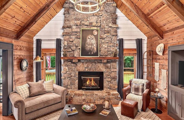 THE OWL'S NEST-LUXURY cabin in Hendersonville