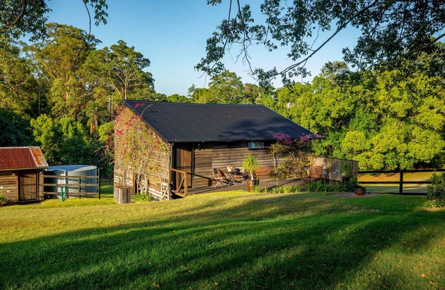 The Packing Shed - rustic timber cottage on beautiful acreage