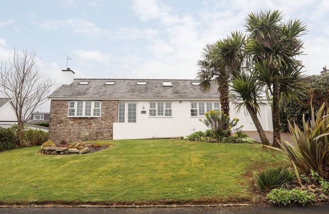 THE PALMS, family friendly, character holiday cottage in Abersoch