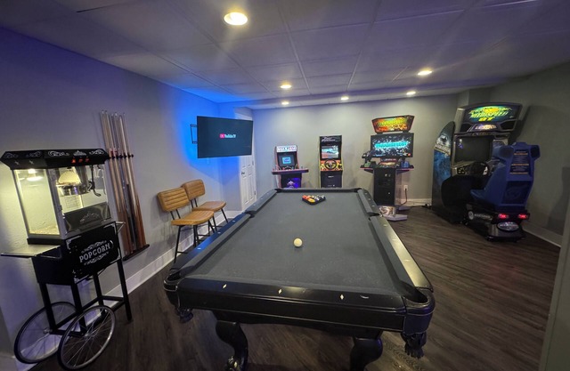 The Parkview House. Hot Tub, Arcade & Park!