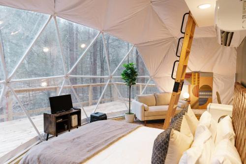 "The Perch" Elevated Woodsy Modern Stay w/Hot Tub