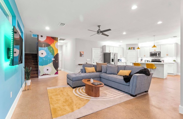 The Pet Friendly Austin Art Haus. 7 mins from DT and UT. Walk to Bars and Eats!