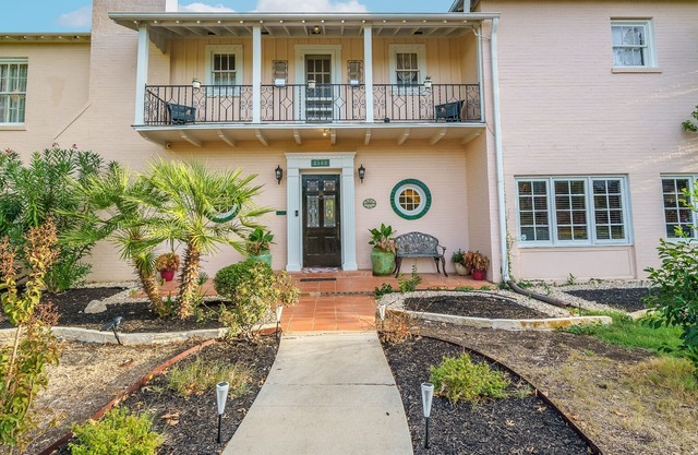 The Pink Palace - A Historic Oasis - King Beds - Centrally Located