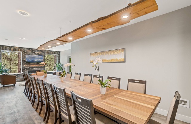 "The Ponderosa"-Gathering Tree's Deluxe Group Stay with private KING suites