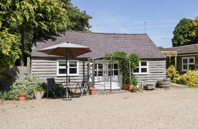 THE POTTERY, pet friendly, character holiday cottage in Urchfont