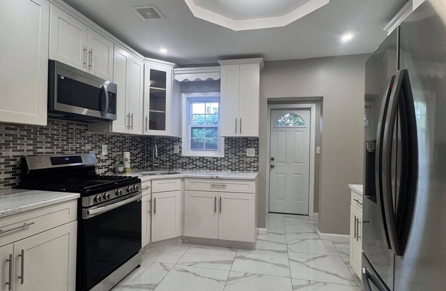 The Queens Nest. A newly renovated 1-bedroom apartment in enjoyable Queens