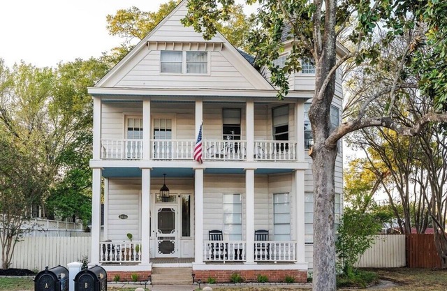 The Ramona House w/Cowboy Pool! Walk to Downtown!