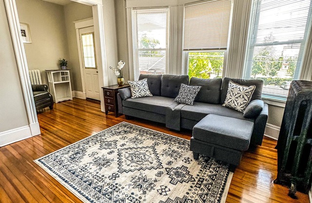 "The Red House" 4 Bedroom/Sleeps 8 in the heart of Albany NY