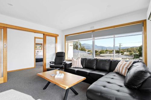 The Residential Retreat-Sleeps 15-Close to Shops