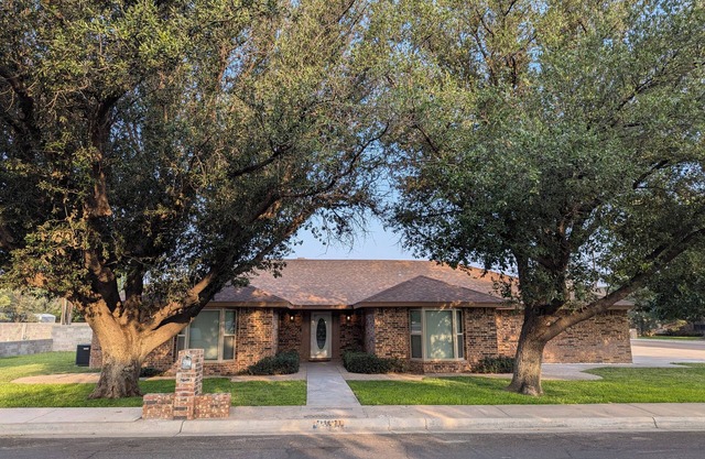 The Rest of The West! 💤nBeautiful, Large home w/pool table Nice Neighborhood!