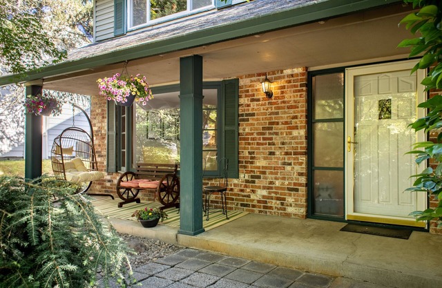 The Restful Retreat: king Bed + yard + fire pit + kids + Pet friendly