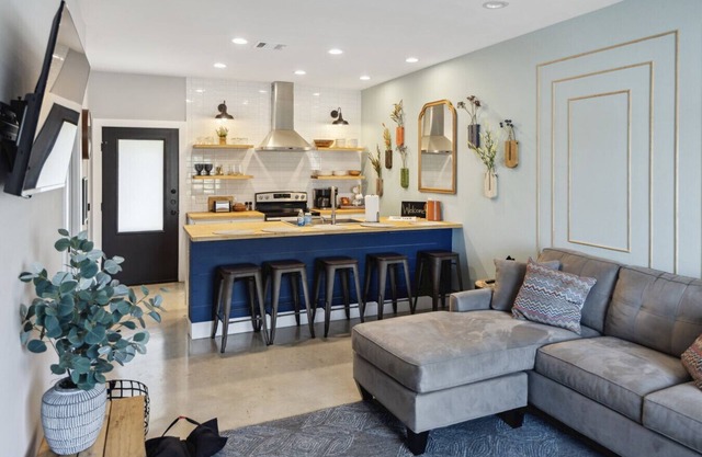 The Retreat - 1BR/1.5BA 1 Block Downtown Bryan