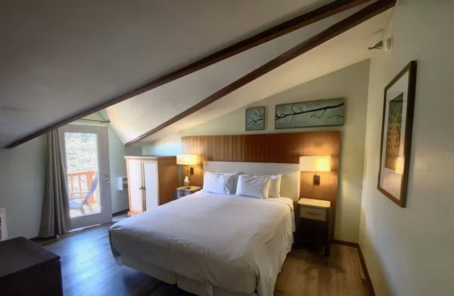 The Retreat on Charleston Peak, King Suite – Free Parking & Outdoor Fun