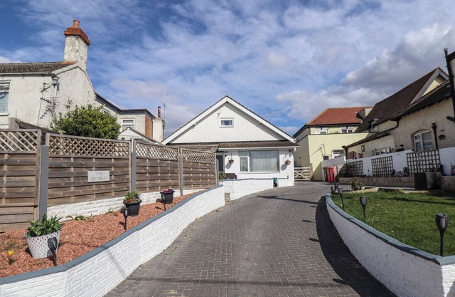 THE RETREAT, pet friendly, character holiday cottage in Mablethorpe