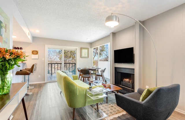 The Retro: king bed, desk, deck, 2 blks Zilker Park/Barton Springs, @2 mi DT!