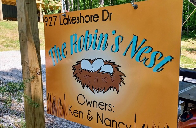 The Robins Nest!Amish built, an only one mile from neighborhood boat ramp.