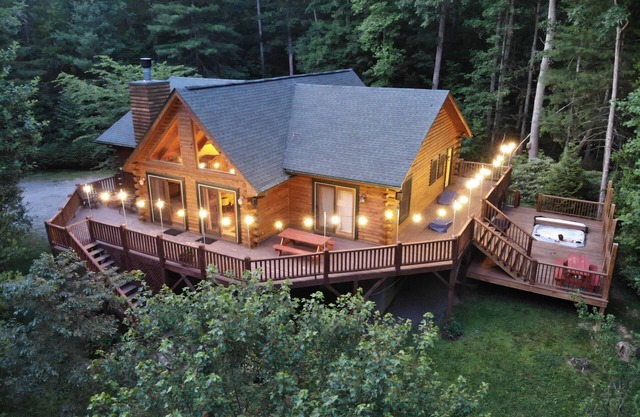 THE ROOST - Secluded Log Cabin, Hot Tub, Pool Table, Only 13 Miles from Downtown