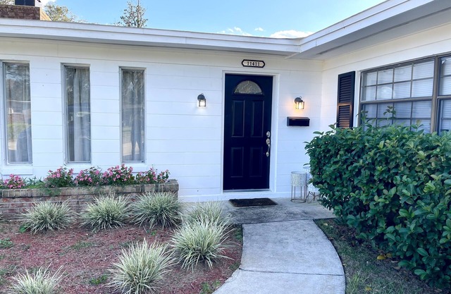 The Sanctuary-8 minutes from Jax airport and 5 miles from the Jacksonville Zoo!