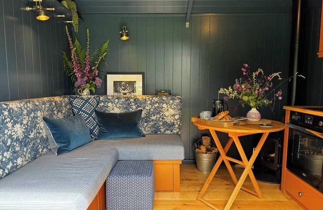The Sett, a Stunning Shepherd’s Hut & Hot Tub