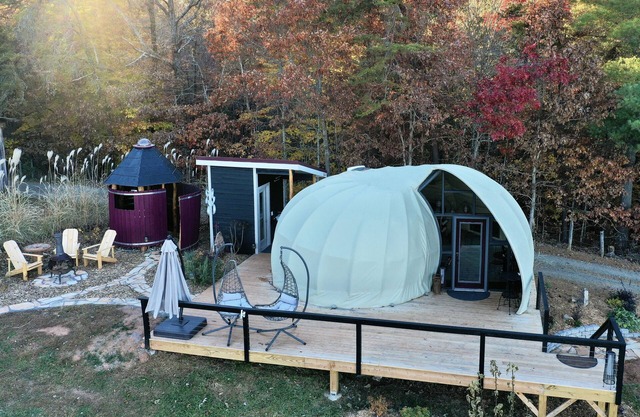 The Shell Dome ~Sauna ~Outdoor Shower ~Mtn Views ~Movie Projector ~Labyrinth