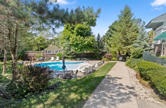 The Silo at The Hayloft |Historic Home |Pool |Gym |Pool Table |Near Lake, Pumpkin Patch & Winterfest