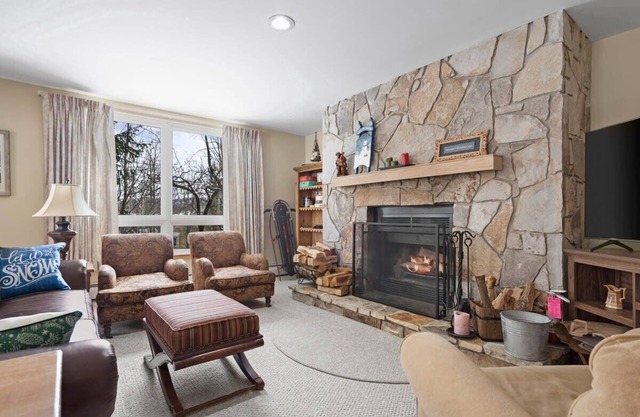 The Slope Side Lodge, Ski off w/Fireplace!