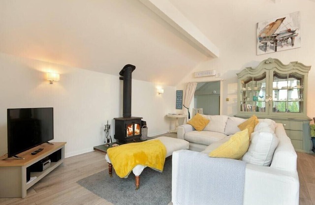 THE SNUG, pet friendly, with open fire in Embleton