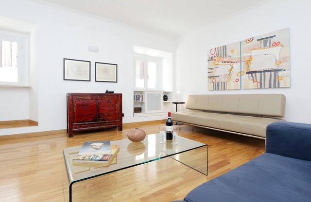 The Spanish Steps Apartment on Via della Mercede - Free airport pickup!