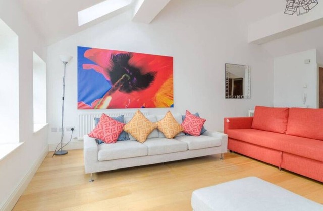 The Spire Apt - Spacious 2-Bed City Centre Apt – Sleeps 5 | Cathedral Quarter Location