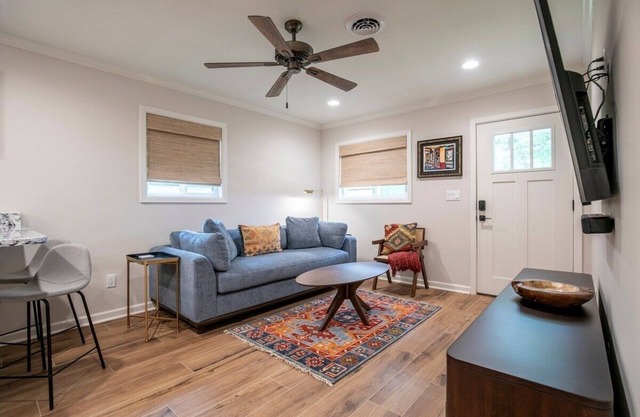 The Square Unit 2, Cozy 1 BR by VelvetDitchVillas