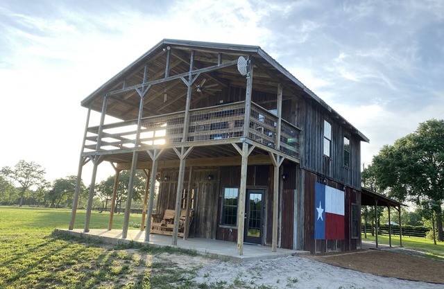 The Stablehouse at Copperas Creek - A Fully Renovated Relaxing Retreat