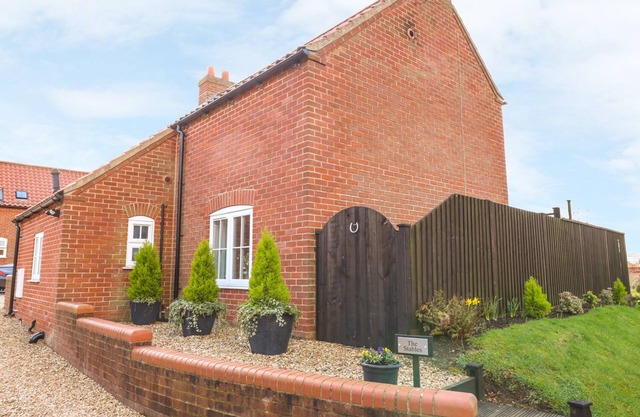 THE STABLES, pet friendly, with a garden in Horncastle