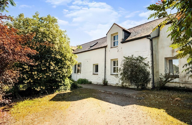 THE STEADING, pet friendly, with open fire in Castle Douglas