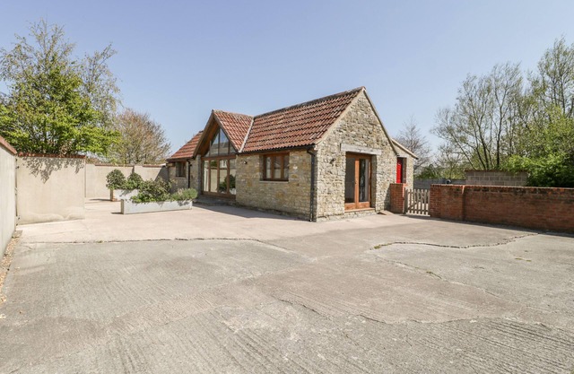 THE STONE BARN, character holiday cottage in Shepton Mallet