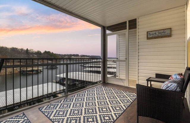 The Sunrise Suite – Waterfront Screened Balcony w/Pool!