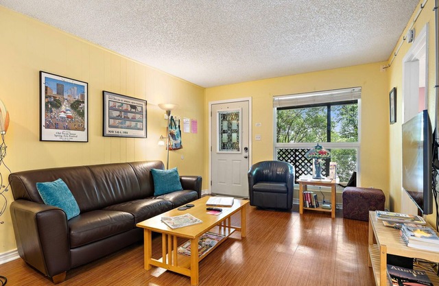 The Sweet: King bed, Patio; .33 mi to Zilker Park/Barton Springs, @2 mi to DT!