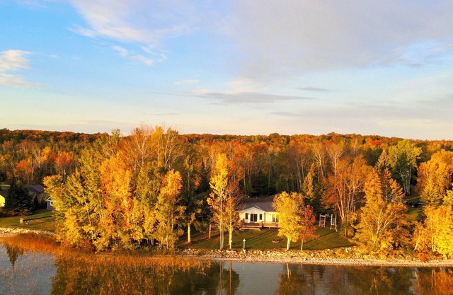 The Taylor Cottage: Most Breath-Taking View On The Lake