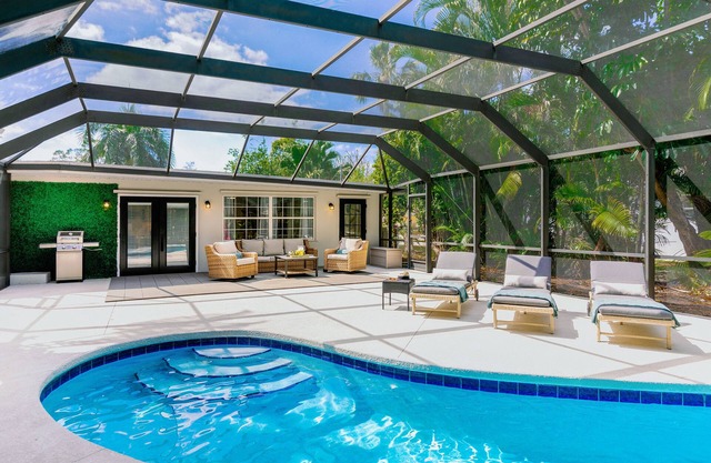 THE TERRACOTTA, Heated Pool! Close to 5th Ave and Beaches