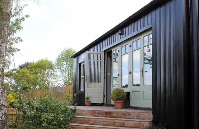 THE TIN BARN, pet friendly, with hot tub in Newnham-On-Severn