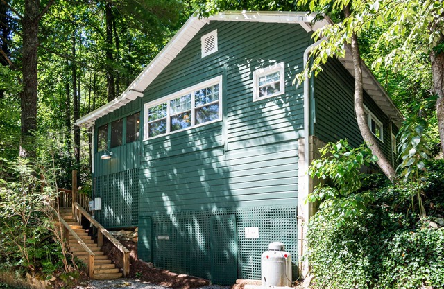 The Tree House, Vintage Mountain Retreat