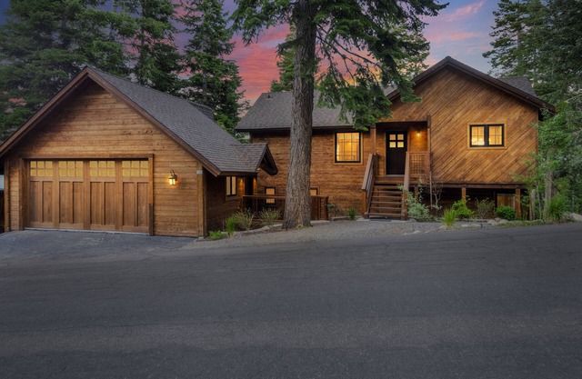 The Treehouse: Hot Tub, New Remodel, EV Charger, 3 King Beds, 2 En Suites