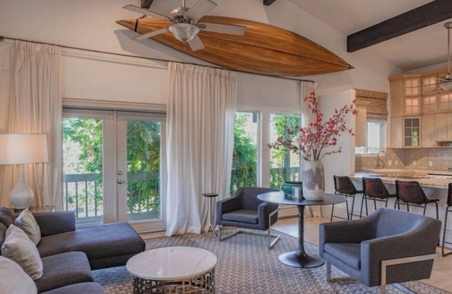 The Treehouse: Spacious Retreat with Theater Room, Fire Pit & Mountain Views