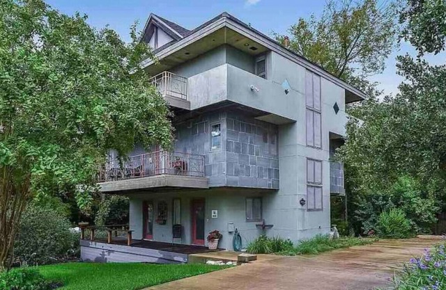 The Treehouse with 3 King beds and one Queen
