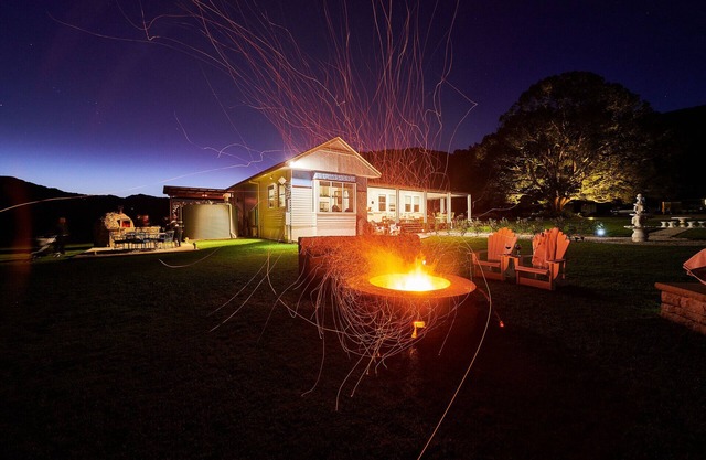 THE VALE, Luxury Farm Homestead, Spa/Hot Tub, Fire Pit, Wood Fired Pizza Oven