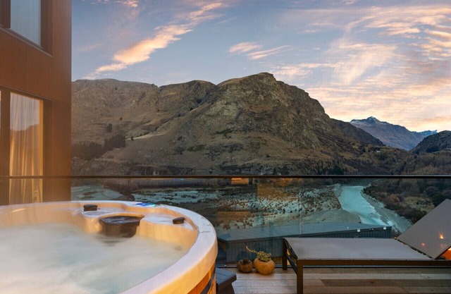The Wanderlust- Luxurious Queenstown Retreat, views, Hot tub, free parking